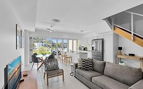 Waterfront Townhouse 'Beachside Apartment 16' - Central Location, Pool, Good Wifi